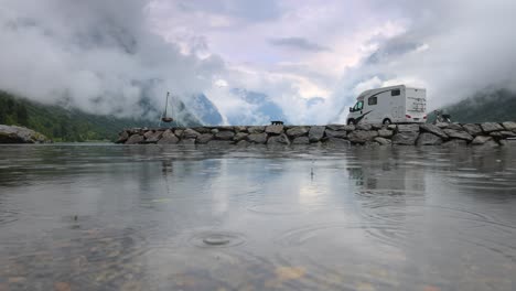 Viajes-De-Vacaciones-Familiares-En-Vehículos-Recreativos,-Viajes-De-Vacaciones-En-Autocaravana.-Hermosa-Naturaleza-Paisaje-Natural-De-Noruega.